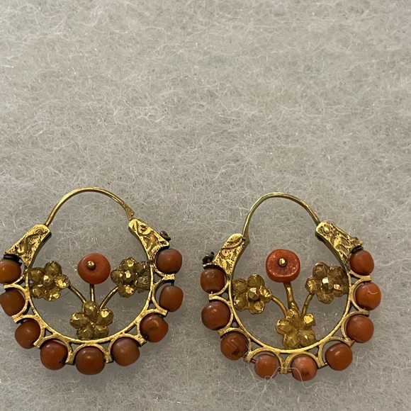 Pair of Mexican gold and coral earrings - Picture 4 of 9